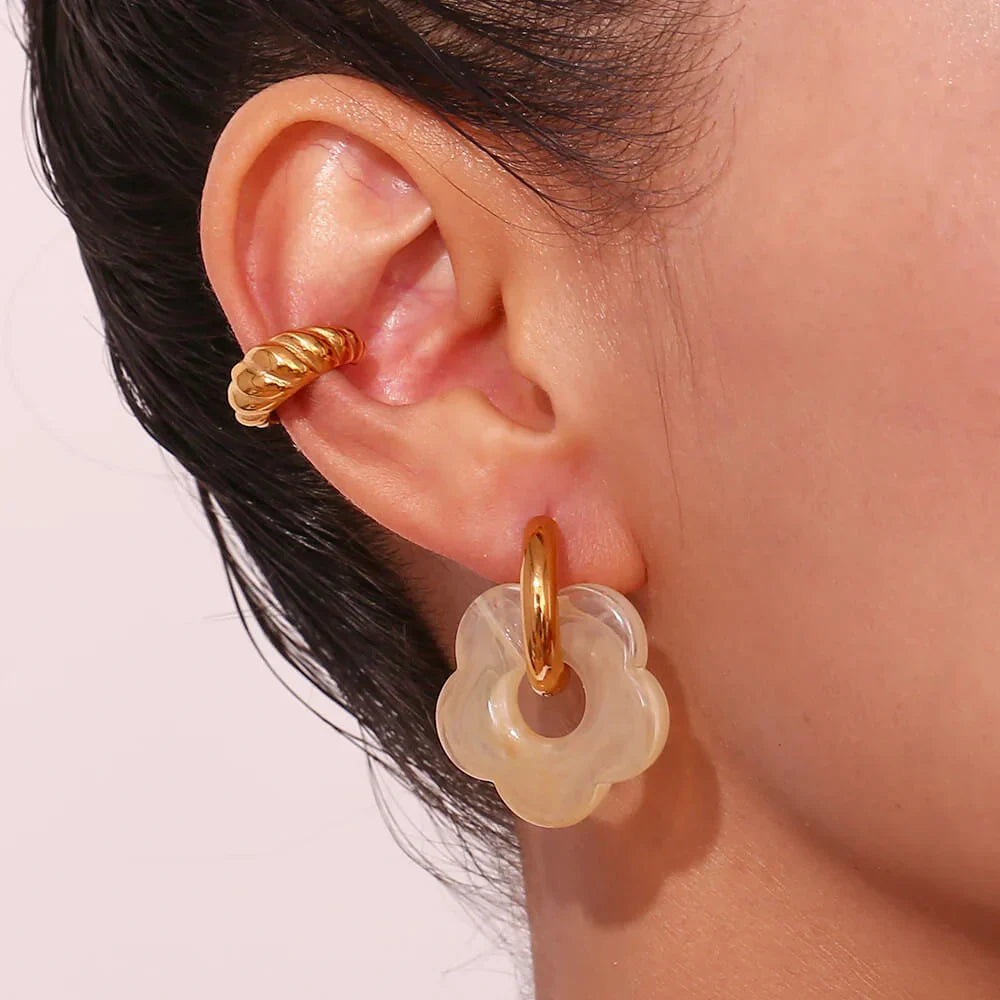 Acrylic-Gold-Flower-Earrings_1.webp